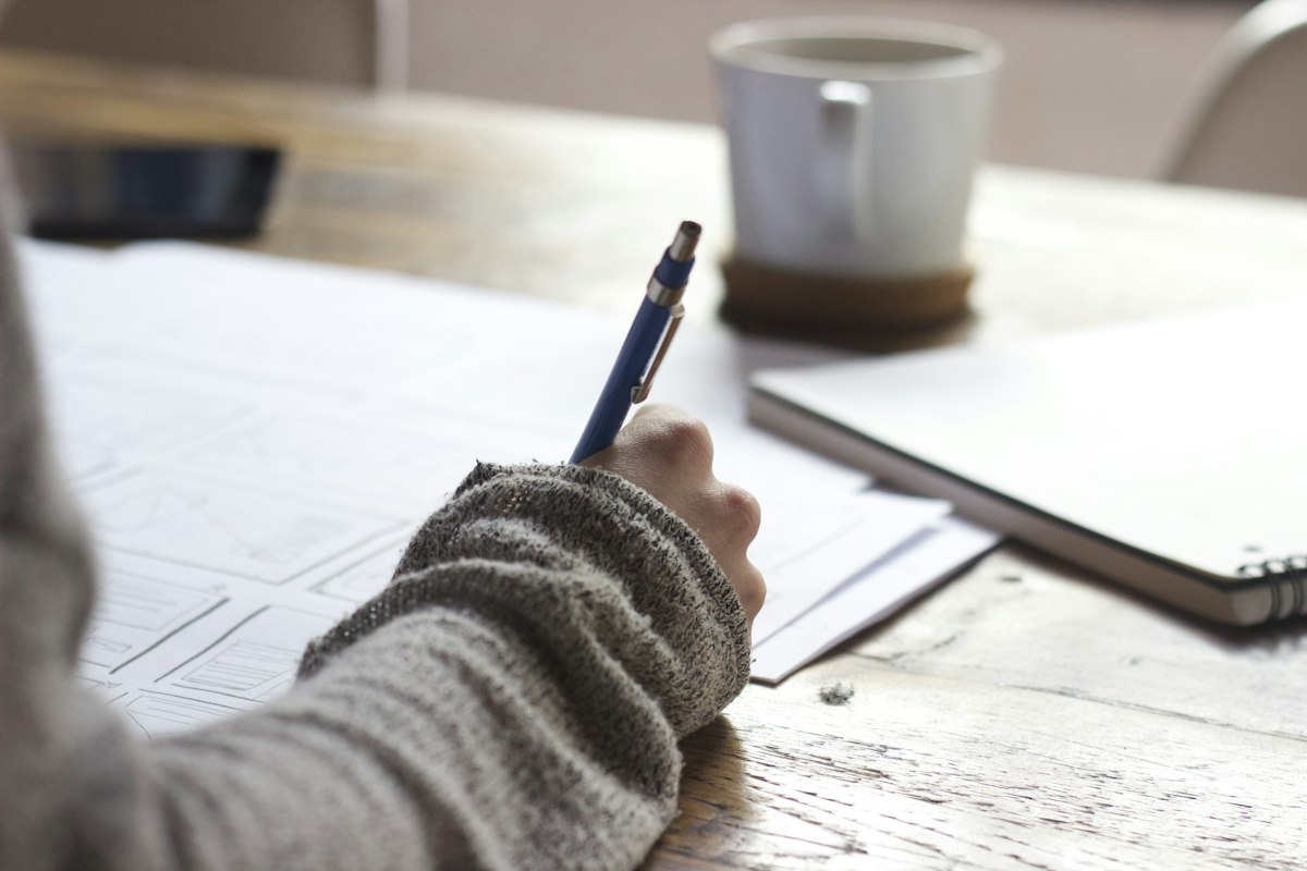 Taccuino con appunti scritti a mano e penna su una scrivania