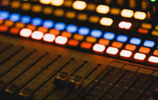 Manopole e cursori di un mixer audio, metafora dei parametri di controllo di un modello AI