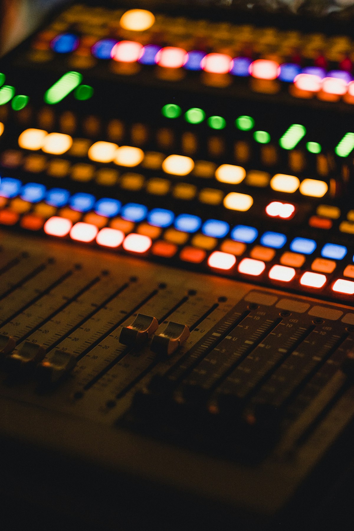 Manopole e cursori di un mixer audio, metafora dei parametri di controllo di un modello AI