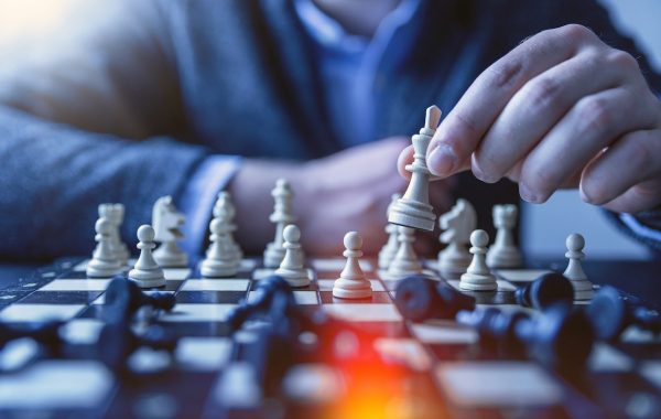 Scacchiera con pezzi in una partita, metafora di strategia e apprendimento per rinforzo