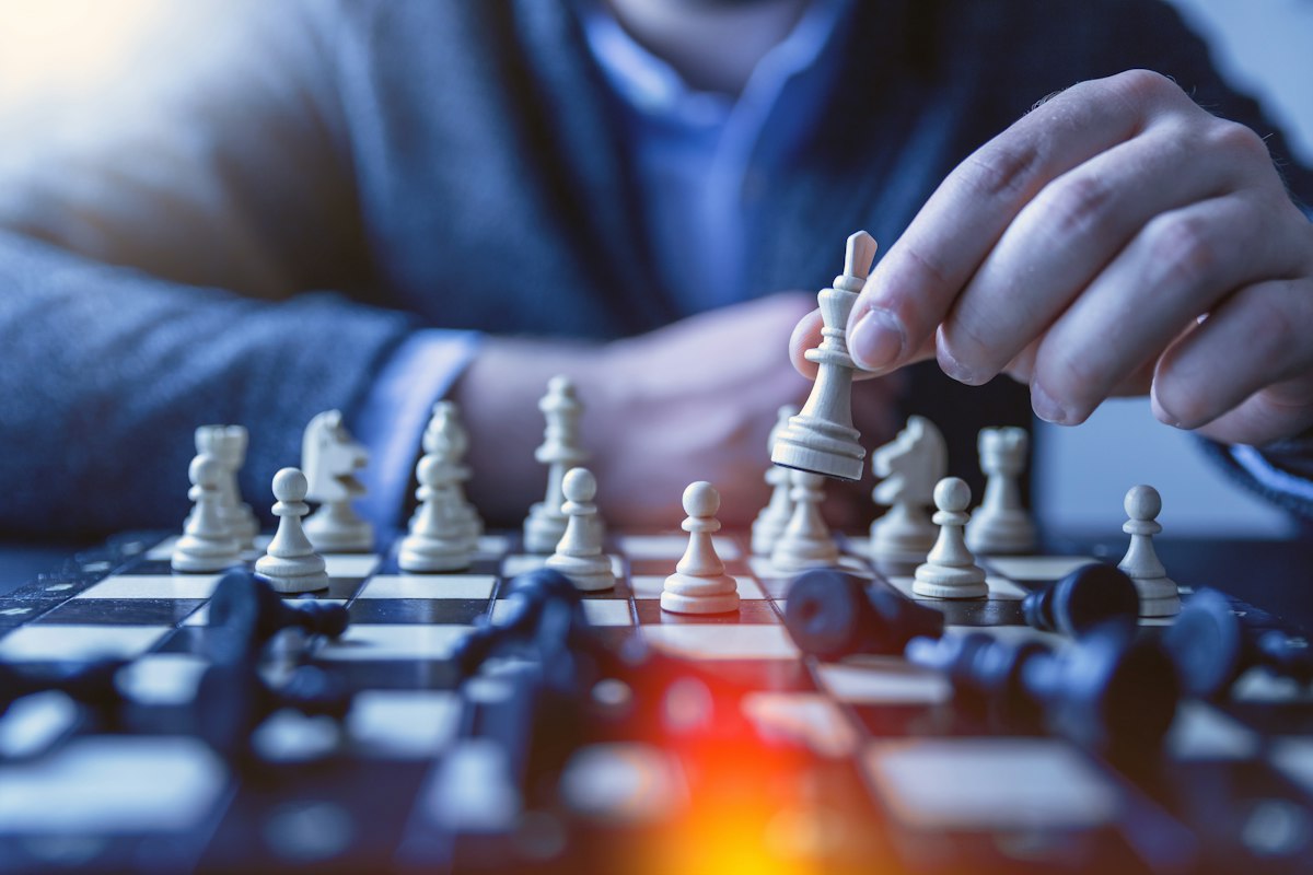 Scacchiera con pezzi in una partita, metafora di strategia e apprendimento per rinforzo