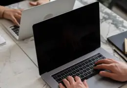 Programmatore al lavoro su un portatile con codice sullo schermo