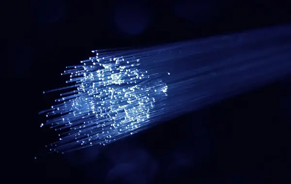 Fibre ottiche luminose che rappresentano il flusso di informazioni in una rete neurale