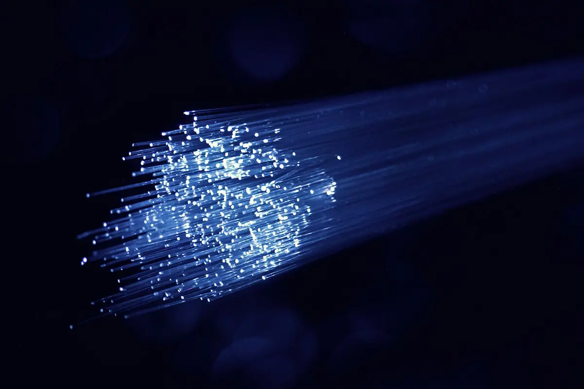 Fibre ottiche luminose che rappresentano il flusso di informazioni in una rete neurale