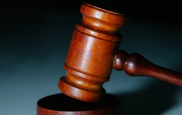 Bilancia della giustizia e martelletto su una scrivania di tribunale