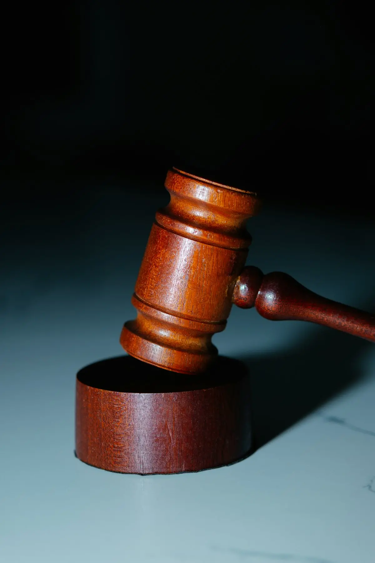 Bilancia della giustizia e martelletto su una scrivania di tribunale