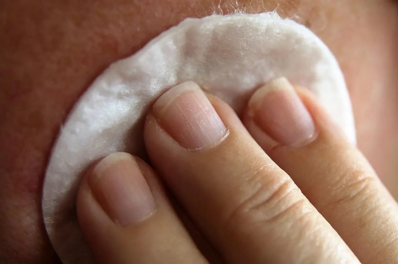 Cura della pelle del viso con crema, concetto di trattamento dermatologico