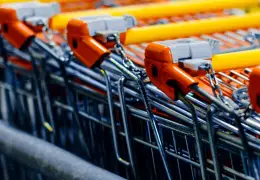 Carrello della spesa in un supermercato, simbolo degli acquisti tramite agenti AI
