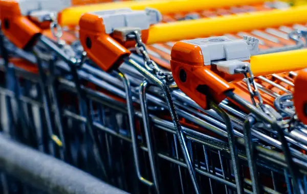 Carrello della spesa in un supermercato, simbolo degli acquisti tramite agenti AI