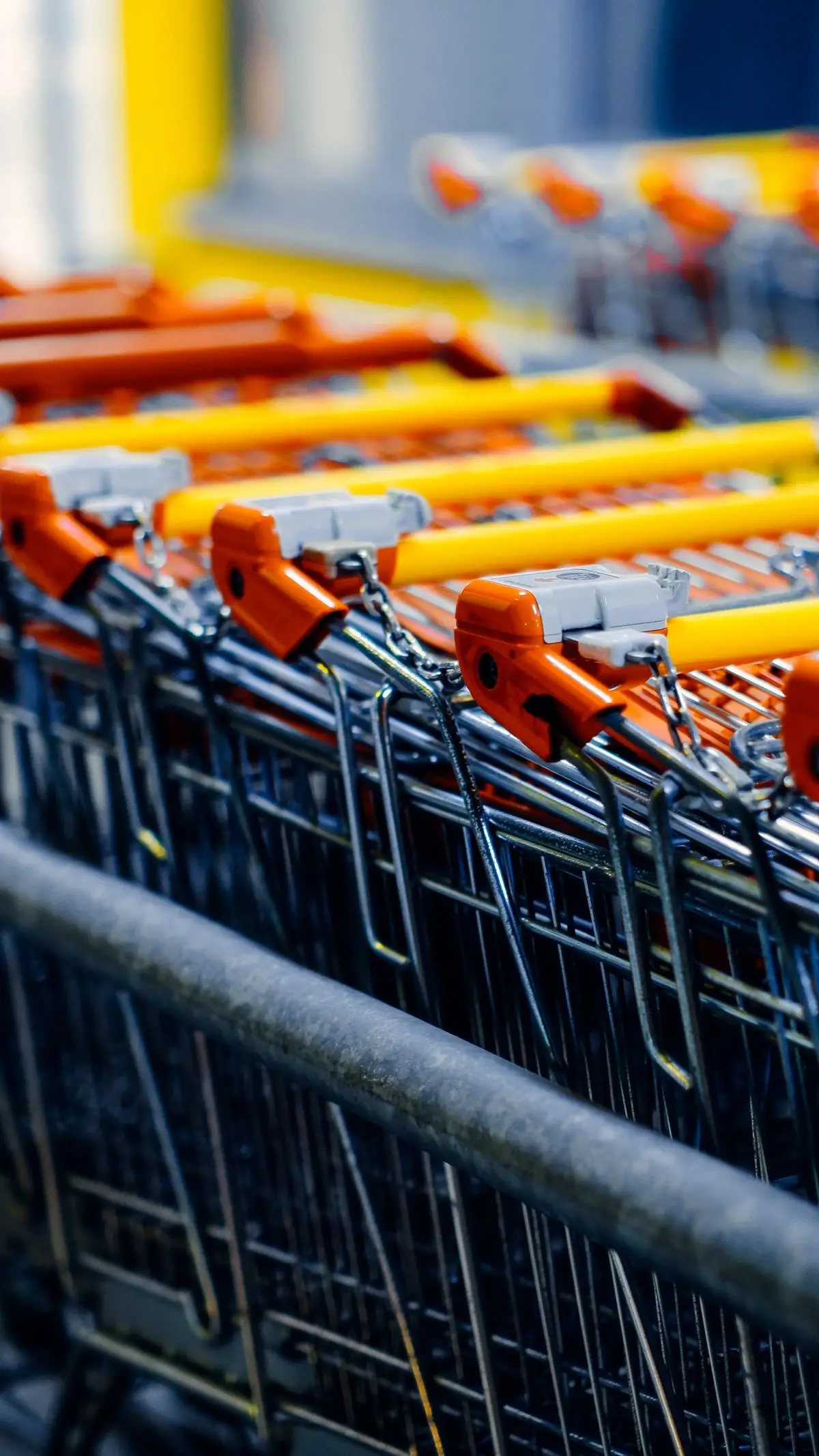 Carrello della spesa in un supermercato, simbolo degli acquisti tramite agenti AI